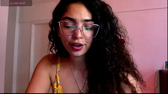 Snapshot of Ariagal chatting on 11-05-25, 08:23 Ariagal online show from 11-05-25, 08:23