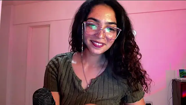 Snapshot of Ariagal chatting on 10-22-25, 12:21 Ariagal online show from 10-22-25, 12:21