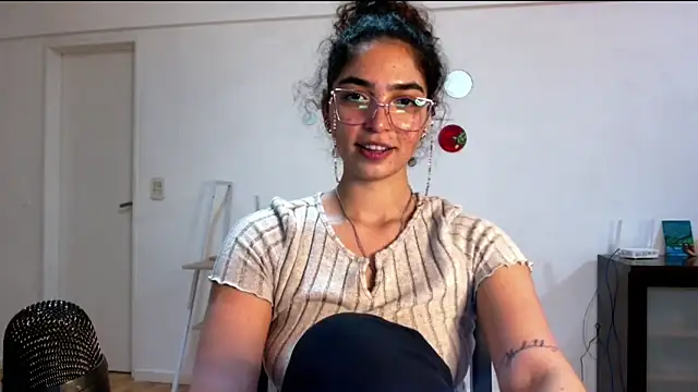 Snapshot of Ariagal chatting on 10-09-25, 08:53 Ariagal online show from 10-09-25, 08:53