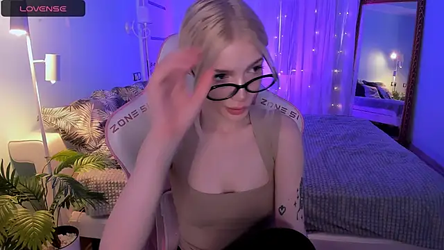 Snapshot of AnyaTaylor_ chatting on 04-19-26, 02:45 AnyaTaylor online show from 04-19-26, 02:45