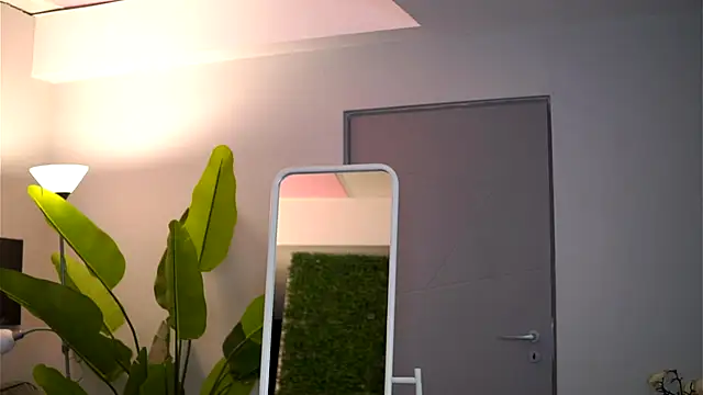 EllieRedd online show from 12-15-25, 07:09