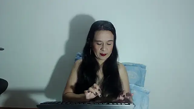 Snapshot of Aileendarkhot chatting on 02-25-26, 04:12 Aileendarkhot online show from 02-25-26, 04:12