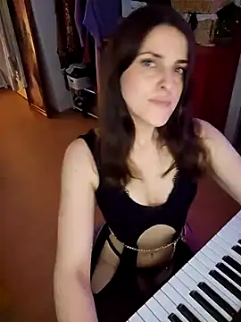 BelleFelicitas online show from 12-22-25, 06:08