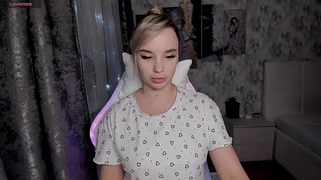 KiraKrox online show from 10-30-25, 09:01