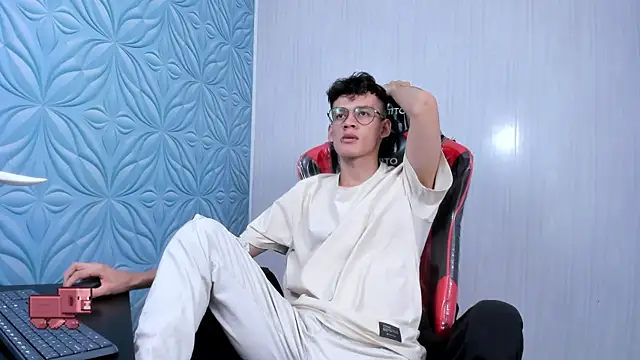Snapshot of LittleMax23 chatting on 10-19-25, 04:37 LittleMax23 online show from 10-19-25, 04:37