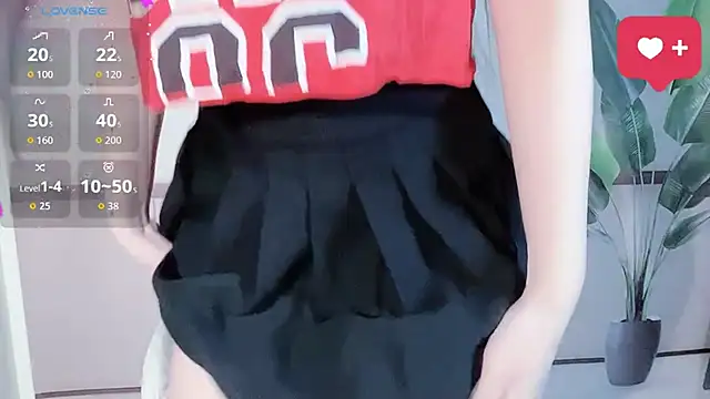 Snapshot of LINNIE05 chatting on 12-01-25, 06:47 LINNIE05 online show from 12-01-25, 06:47