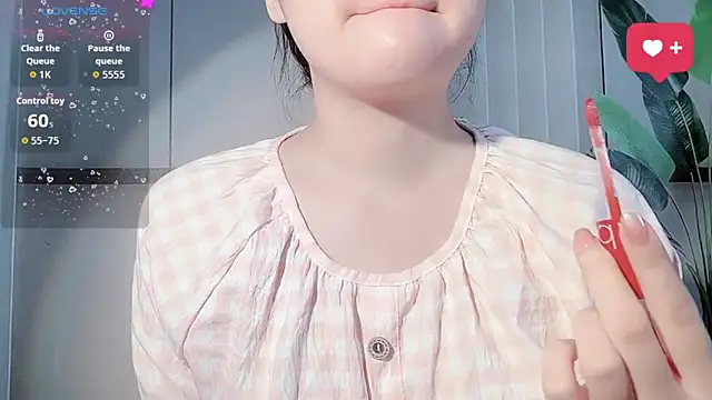 Snapshot of LINNIE05 chatting on 11-29-25, 08:36 LINNIE05 online show from 11-29-25, 08:36