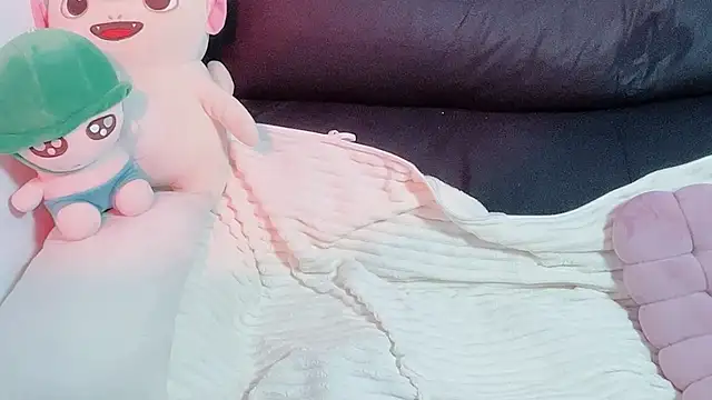 Snapshot of LINNIE05 chatting on 01-09-26, 09:49 LINNIE05 online show from 01-09-26, 09:49