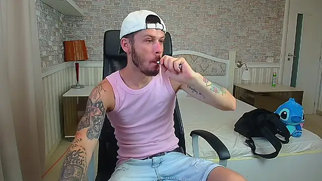 Snapshot of JonahShaw chatting on 07-19-26, 04:21 JonahShaw online show from 07-19-26, 04:21