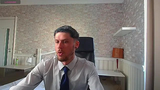 Snapshot of JonahShaw chatting on 05-28-26, 04:42 JonahShaw online show from 05-28-26, 04:42