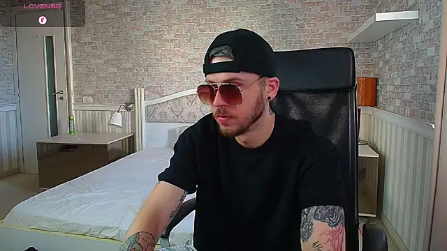 Snapshot of JonahShaw chatting on 06-15-26, 04:23 JonahShaw online show from 06-15-26, 04:23