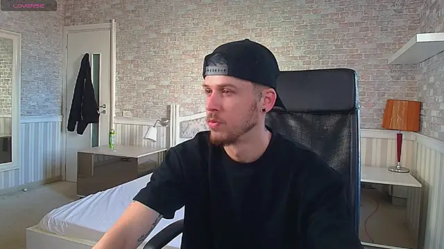 Snapshot of JonahShaw chatting on 05-24-26, 04:56 JonahShaw online show from 05-24-26, 04:56