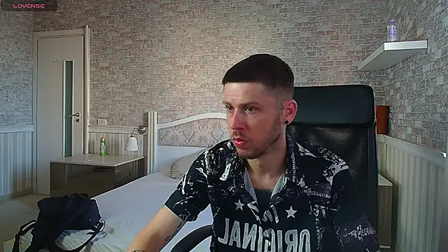 Snapshot of JonahShaw chatting on 06-26-26, 04:29 JonahShaw online show from 06-26-26, 04:29
