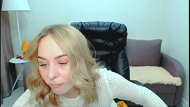 LiluMoon   online show from 05-15-26, 04:27