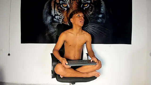 Snapshot of tyler_twink_boy chatting on 06-10-26, 01:56 tyler twink boy online show from 06-10-26, 01:56