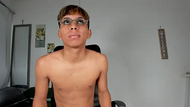Snapshot of tyler_twink_boy chatting on 05-20-26, 01:08 tyler twink boy online show from 05-20-26, 01:08