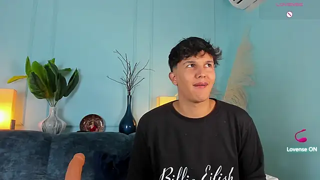 Leo Savage  online show from 02-25-26, 02:56