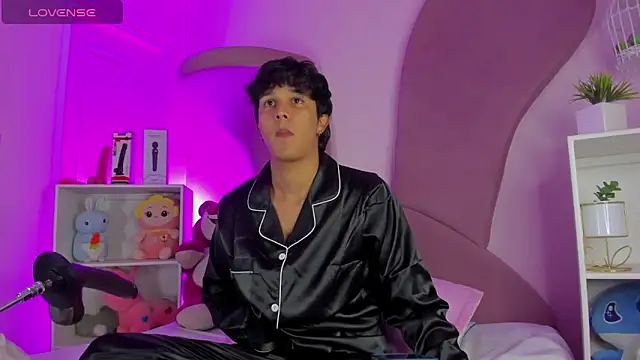 Leo Savage  online show from 11-12-25, 03:54