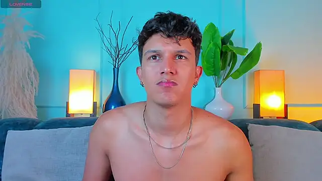 Leo Savage  online show from 04-08-26, 04:36