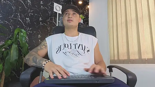 Snapshot of Alexander_ferre chatting on 04-28-26, 01:15 Alexander ferre online show from 04-28-26, 01:15