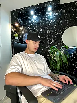 Snapshot of Alexander_ferre chatting on 01-06-26, 01:04 Alexander ferre online show from 01-06-26, 01:04