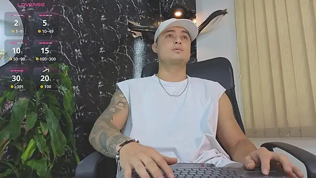 Snapshot of Alexander_ferre chatting on 05-13-26, 12:34 Alexander ferre online show from 05-13-26, 12:34