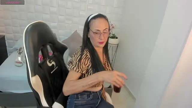 yulitza1025 online show from 11-04-25, 11:58