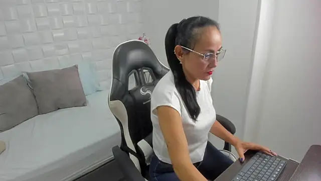 yulitza1025 online show from 11-24-25, 01:11