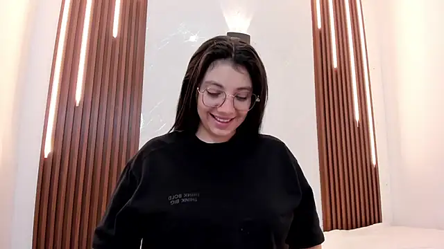 Snapshot of CarolinaMejia chatting on 10-17-25, 11:39 CarolinaMejia online show from 10-17-25, 11:39