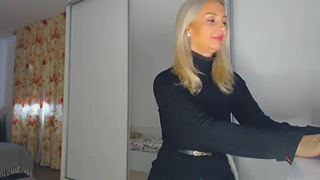 Snapshot of merlyn4 chatting on 11-01-25, 11:15 merlyn4 online show from 11-01-25, 11:15