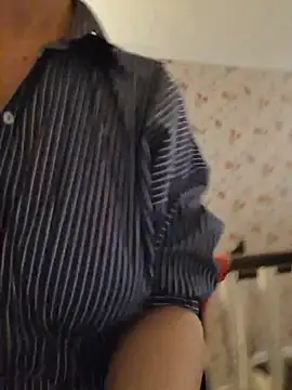 Snapshot of merlyn4 chatting on 11-12-25, 07:45 merlyn4 online show from 11-12-25, 07:45