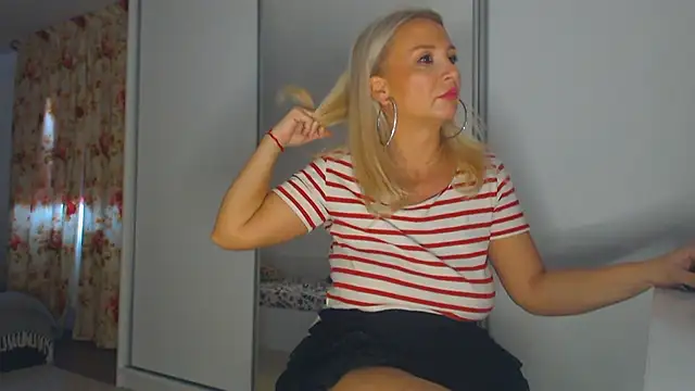 Snapshot of merlyn4 chatting on 11-02-25, 11:48 merlyn4 online show from 11-02-25, 11:48