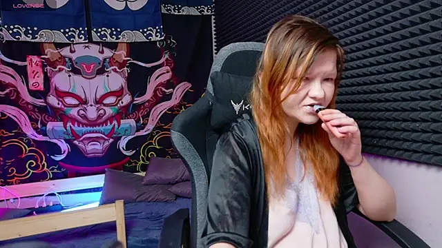 Nora lovvvv online show from 12-21-25, 10:50