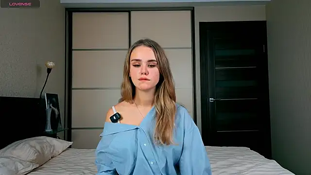 Hazel Reed online show from 10-21-25, 02:49