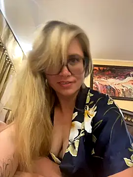 Snapshot of Crystal00Girl chatting on 10-19-25, 08:00 Crystal00Girl online show from 10-19-25, 08:00