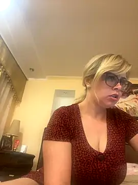 Snapshot of Crystal00Girl chatting on 09-27-25, 08:48 Crystal00Girl online show from 09-27-25, 08:48