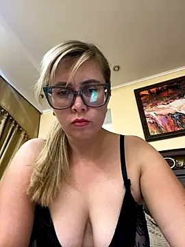 Snapshot of Crystal00Girl chatting on 09-13-25, 09:48 Crystal00Girl online show from 09-13-25, 09:48