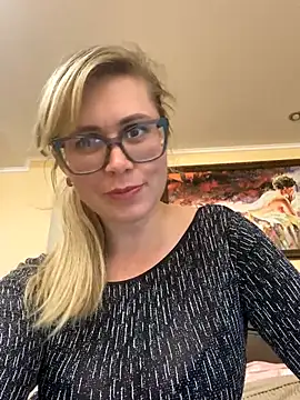 Snapshot of Crystal00Girl chatting on 09-21-25, 08:25 Crystal00Girl online show from 09-21-25, 08:25