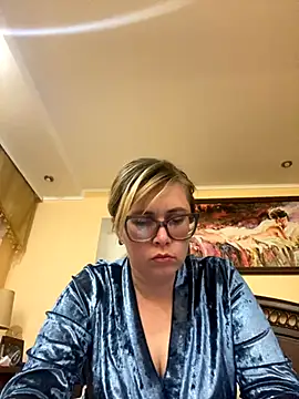 Snapshot of Crystal00Girl chatting on 10-18-25, 08:55 Crystal00Girl online show from 10-18-25, 08:55