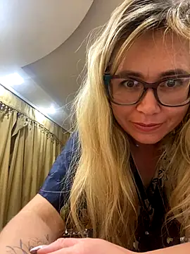Snapshot of Crystal00Girl chatting on 10-09-25, 12:22 Crystal00Girl online show from 10-09-25, 12:22