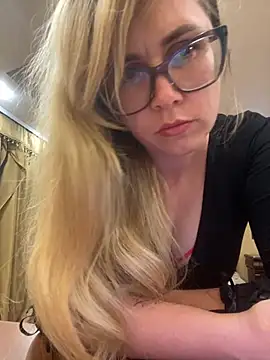 Snapshot of Crystal00Girl chatting on 10-17-25, 07:48 Crystal00Girl online show from 10-17-25, 07:48
