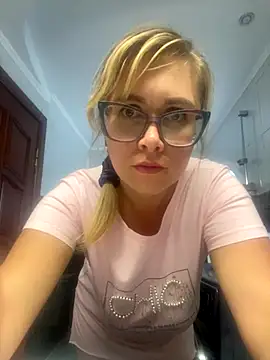 Snapshot of Crystal00Girl chatting on 09-19-25, 11:47 Crystal00Girl online show from 09-19-25, 11:47