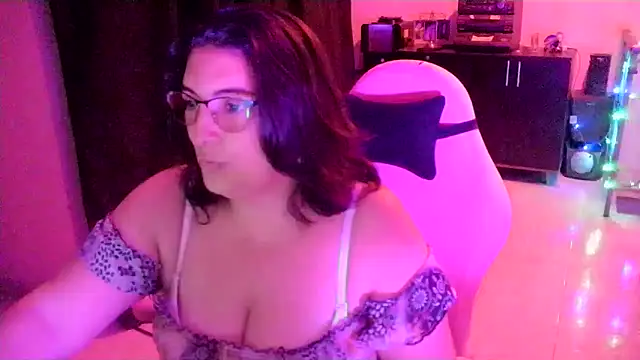 Snapshot of lina_maria99 chatting on 04-28-26, 02:27 lina maria99 online show from 04-28-26, 02:27