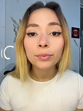 Snapshot of LanaMills_ chatting on 05-15-26, 05:27 LanaMills online show from 05-15-26, 05:27