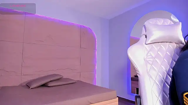 HannahMontgomery online show from 11-25-25, 04:40