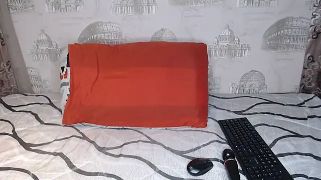 Snapshot of Lunalee chatting on 05-14-26, 01:35 Lunalee online show from 05-14-26, 01:35