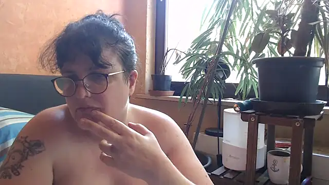 Snapshot of ladyfrombonn chatting on 06-19-26, 01:39 ladyfrombonn online show from 06-19-26, 01:39