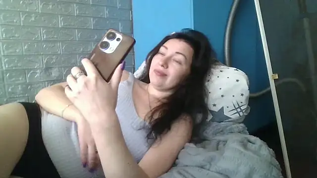 Snapshot of DanaNeon chatting on 04-28-26, 07:13 DanaNeon online show from 04-28-26, 07:13
