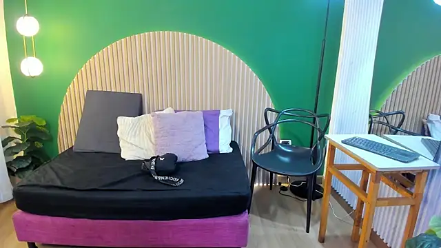 halleylorens online show from 12-04-25, 07:02