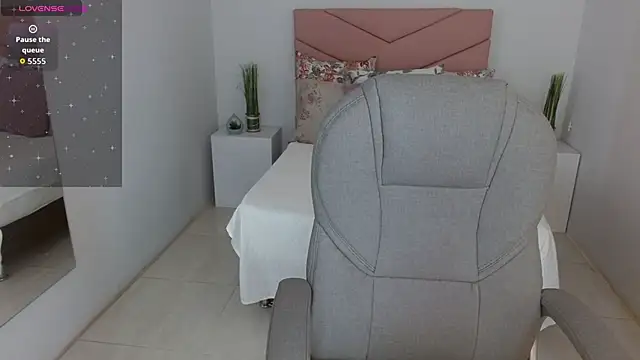 SarayVega  online show from 10-15-25, 07:00